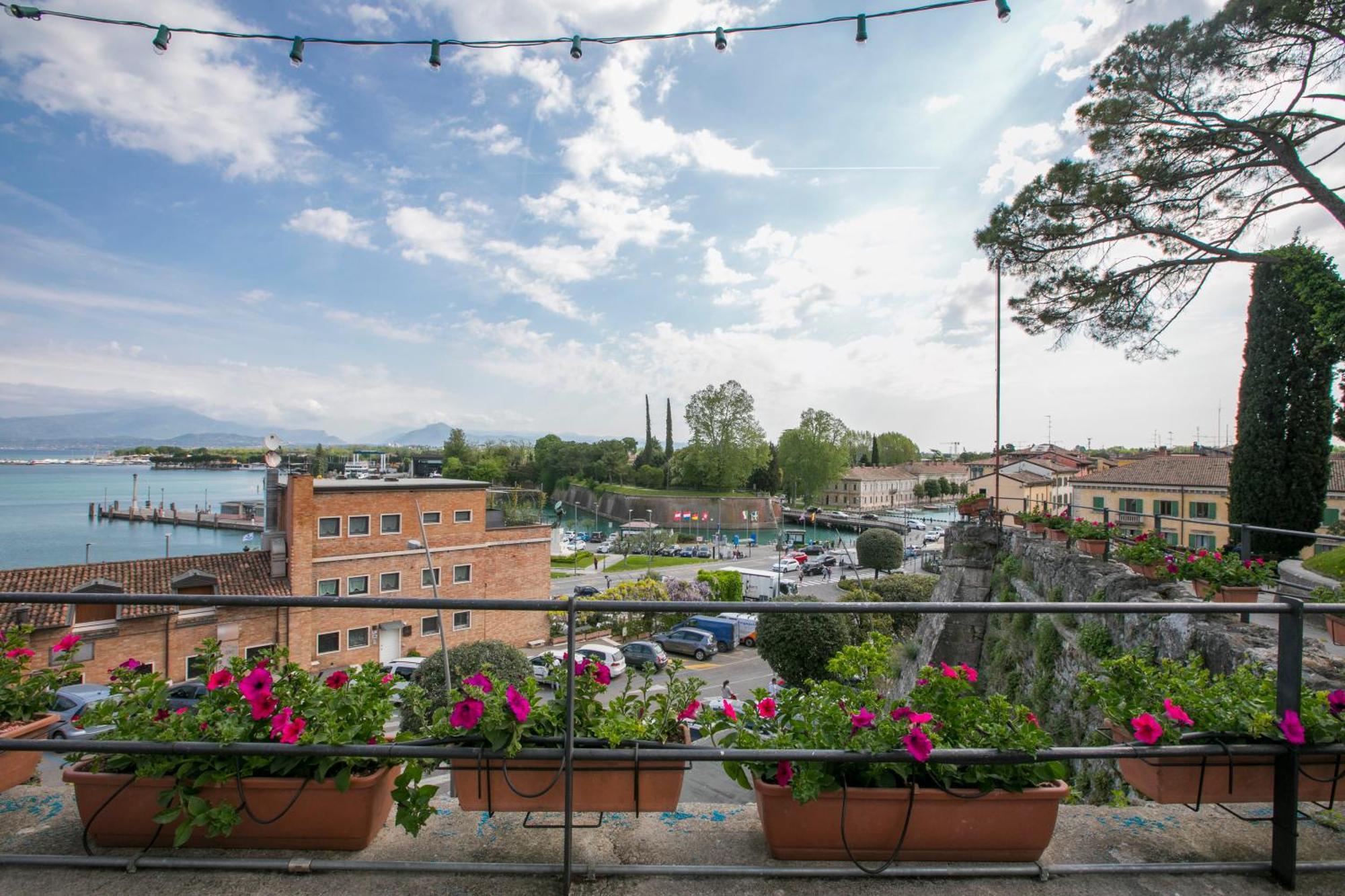 Casa Del Faro - Happy Rentals Peschiera del Garda Exteriör bild